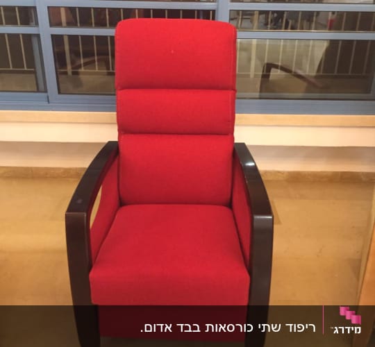 כורסה אדומה עם ריפוד מרופד